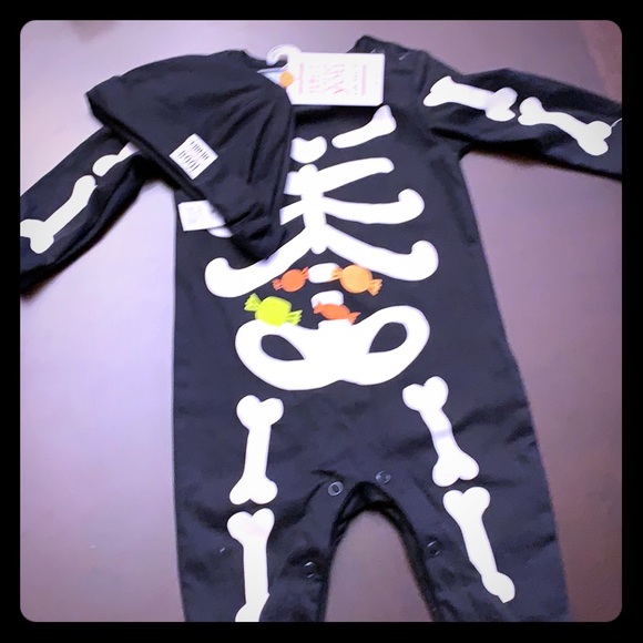 Carter’s 1 piece outfit with matching cap - Picture 1 of 3